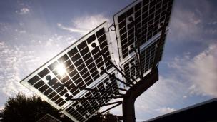 Back lit solar paneel shutterstock_18243388_5.jpg (304×171)