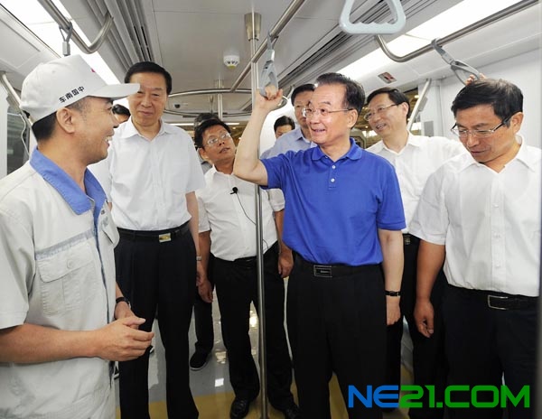 这是7月7日，温家宝在南京浦镇车辆有限公司生产车间与一线工人亲切交谈
