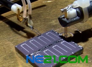 A chalcopyrite thin-layer solar-cell at the sun-simulator test stand.<br />©HZB