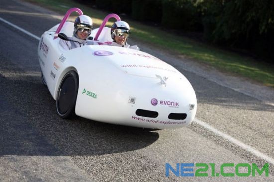 “风力探测者”是一款轻量型汽车,车身重量仅约220公斤,车内空间足够容纳两名乘员。车身呈鸡蛋状,由碳纤维材料制成,车架则由铝材料制成。四个轮胎则是专门定制的自行车轮胎。 “风力探测者”是一款轻量型汽车,车身重量仅约220公斤,车内空间足够容纳两名乘员。车身呈鸡蛋状,由碳纤维材料制成,车架则由铝材料制成。四个轮胎则是专门定制的自行车轮胎。