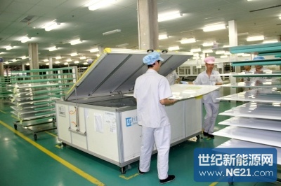 工作人员正在进行产品检测。