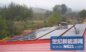 -李进现家安装了光伏发电设备,已经开始发电。