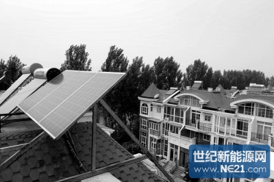 北京家庭光伏发电第一人任凯在自家屋顶安装的光伏发电装置。本版图片京华时报记者蒲东峰摄