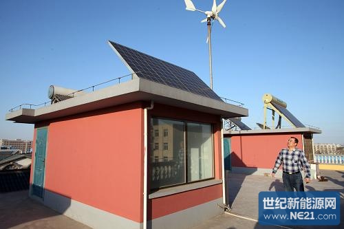 4月6日,申请个人卖电业务的居民董强在查看自家屋顶装置的光伏太阳能板和风力发电设备。继日前受理了首例居民自发电并网申请后,天津滨海供电分公司又受理了首例个人卖电业务。目前,天津滨海新区居民上网卖电价格暂执行天津地区脱硫燃煤机组标杆上网电价,统一标准为每千瓦时(度)0.4118元,略高于发电厂电价。据天津市首位自家发电用户董强介绍,家里现在安装了太阳能光伏发电设备和风能发电设备,除自家使用外,余下的电可向相关部门申请并网。新华社发