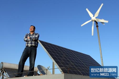 4月6日,申请个人卖电业务的居民董强在自家屋顶装置的光伏太阳能板和风力发电设备处眺望。新华社发