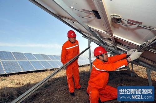 3月10日,国家电网山东德州供电公司技术人员在中节能太阳能发电(德州)有限公司协助安装被大风吹落的电池板。 3月9日,山东德州地区遭遇大风沙尘天气,瞬间风力达到9级以上,造成中节能太阳能发电(德州)有限公司部分电池板脱落。德州供电公司及时抽调专业人员赶赴现场提供技术支援,确保光伏发电正常运行。 新华社记者范长国摄