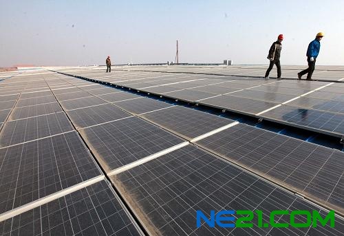 国家电网山东无棣县供电公司员工协助太阳能屋顶光伏发电项目人员进行定期安全巡查(1月18日摄)。为大力发展新能源新兴产业,山东省不断加大光伏发电的投入,截至2012年,全省新能源发电装机达到400万千瓦以上,占电力装机的比重超过5%,新能源产业增加值突破700亿元。新华社记者 范长国 摄