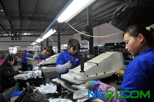 无棣一家鞋业的工人利用自建的光伏电源加工旅游鞋(1月18日摄)。新华社记者 范长国 摄