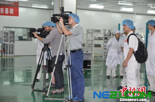 8月2日，中外记者在总部位于河北保定的中国著名光伏企业英利绿色能源控股有限公司生产车间内采访。（吕子豪 摄）