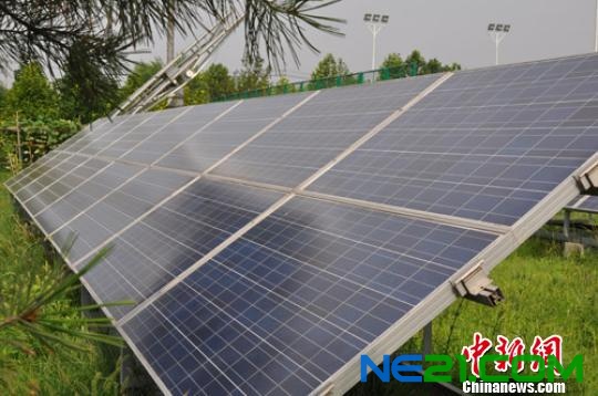 8月2日,中外记者在总部位于河北保定的中国著名光伏企业英利绿色能源控股有限公司生产车间内采访。(吕子豪 摄)