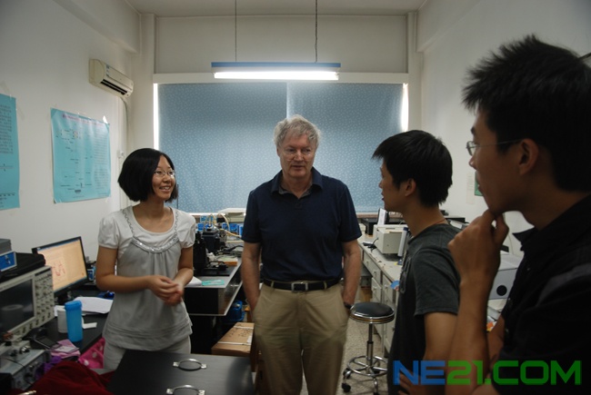 Michael Gratzel教授参观物理所实验室