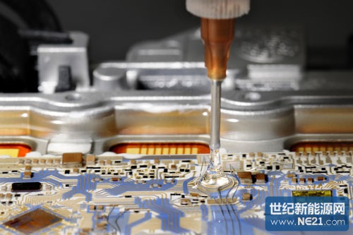 (主图1)图说--瓦克专为电子组件制造商设计的用于封装电子元件的柔软型有机硅凝胶。