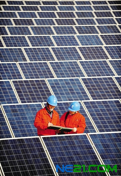 浙江长兴县供电局工作人员正在一家企业屋顶检查、调试光伏发电装置 浙江长兴县供电局工作人员正在一家企业屋顶检查、调试光伏发电装置