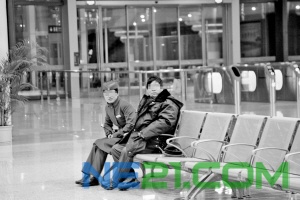 因为寒冷,南站铁姐冷得直跺脚,保安穿上了厚厚的外套。记者 陈闻 摄