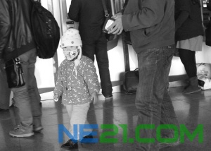 南站大厅里包裹得严严实实的小朋友。 记者 徐永现 摄