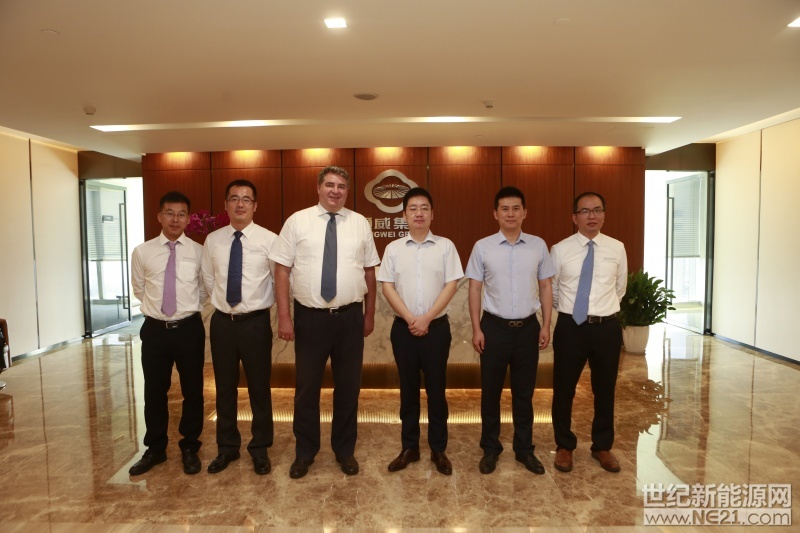 贺利氏光伏总裁李海德(左三)与通威太阳能董事长谢毅(右三)约定, 双方将聚焦新一代电池的技术合作