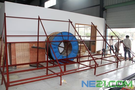 工人们正在调试的发电设备支架