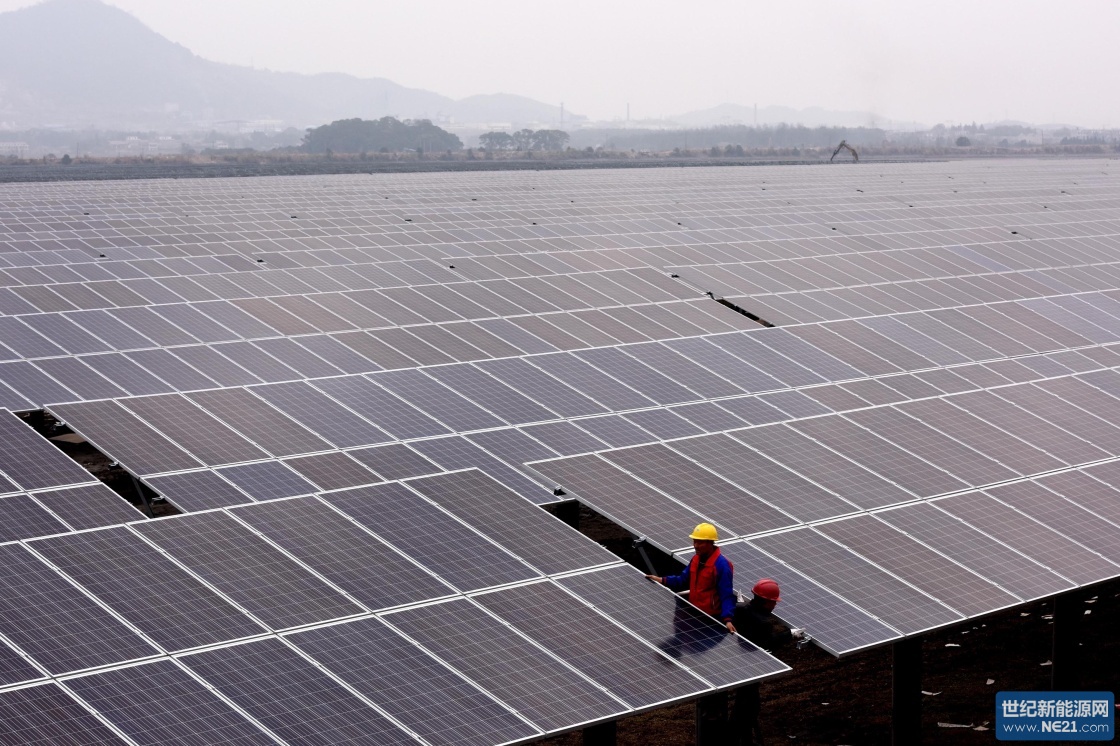 2月21日，工人在分宜县科陆电子70兆瓦&ldquo;渔光互补&rdquo;<a href=