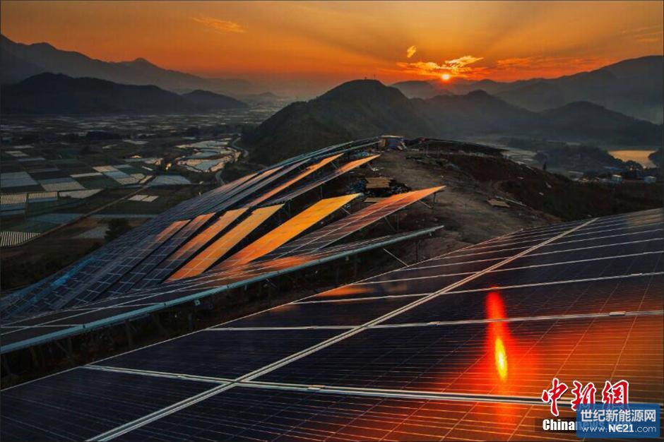 3月13日，福建省最大容量的光伏发电站—信义太阳能光伏发电站正式并网发电。 据南平供电公司介绍，信义太阳能光伏发电站位于南平市松溪县，是福建首座容量最大、纯光伏发电的地面光伏发电站，总投资规模约9亿元，全站面积1.11万平方米，总计安装22万块多晶硅太阳能电池板，建设总容量为50兆瓦，一年约可发电6640万千瓦时，占松溪全县小水电发电总量的三分之二，可持续运营25年。图为夕阳照射下的光伏电板。 中新社发 陈书忠 摄