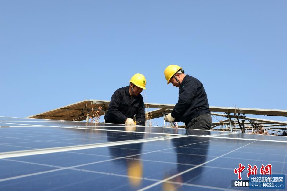 3月13日，福建省最大容量的光伏发电站—信义太阳能光伏发电站正式并网发电。 据南平供电公司介绍，信义太阳能光伏发电站位于南平市松溪县，是福建首座容量最大、纯光伏发电的地面光伏发电站，总投资规模约9亿元，全站面积1.11万平方米，总计安装22万块多晶硅太阳能电池板，建设总容量为50兆瓦，一年约可发电6640万千瓦时，占松溪全县小水电发电总量的三分之二，可持续运营25年。图为夕阳照射下的光伏电板。 中新社发 陈书忠 摄