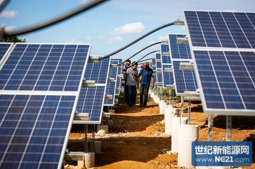 11月3日，中古双方施工人员在古巴首都哈瓦那市郊的展览中心园区的中国援建的<a href=