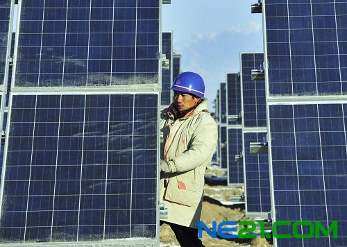 12月27日,工作人员在光伏发电站的太阳能电池阵列进行最后的安装调试。近日,由湖北九州方园集团投资,位于新疆博尔塔拉蒙古自治州博乐市的30兆瓦光伏发电项目即将并网发电。这项总计划投资60亿元的500兆瓦太阳能<a href=