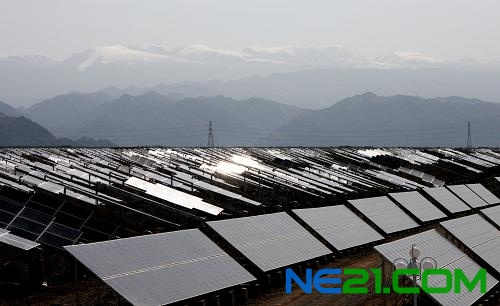 这是6月11日拍摄的新疆哈密光伏发电站。新华社发(普拉提 摄)