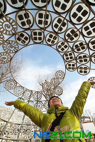 3月6日,山东德州,一游人在观察太阳能光电雕塑下仰天长啸。当日,全球最大集太阳能光电、景观艺术、照明亮化为一体的人文生态雕塑园在山东德州太阳谷运行1000天。(梁宝海 摄)