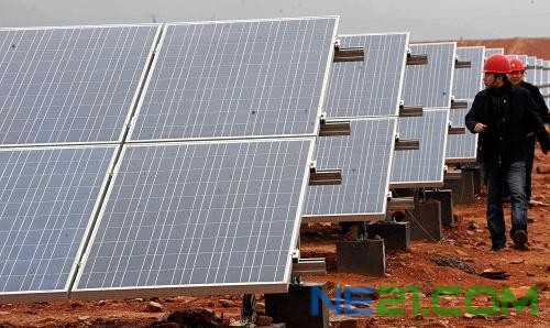 2月18日,在福建省连城县大型太阳能电站建设工地,工作人员在巡检太阳能电池板安装进度。福建连城太阳能电站一期总投资约1.3亿元人民币,设计规模为4.4兆瓦,建成后每年可提供510多万度绿色电力,是国内利用太阳能、发展绿色能源的示范性兆瓦级大型电站项目之一。新华社记者 彭张青 摄