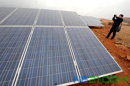 2月18日,在福建省连城县大型太阳能电站建设工地,一名摄影爱好者在拍摄新安装的太阳能电池板。新华社记者 彭张青 摄