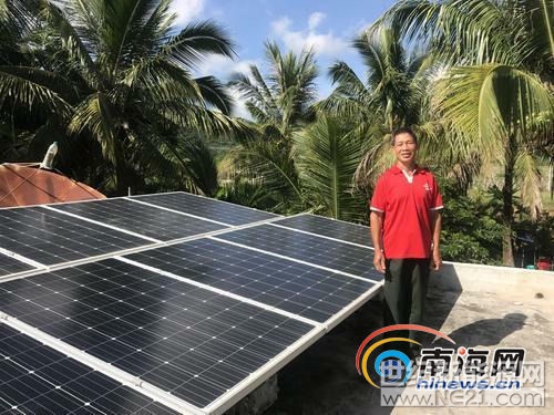 容林全和楼顶上的太阳能光伏电板