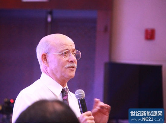 由新浪财经主办的“2014新浪财经能源论坛”于2014年10月18日在北京海航万豪酒店召开。本届论坛主题:未来能源之路——互联与变革。上图为《第三次工业革命》作者杰里米-里夫金。(图片来源:新浪财经 刘海伟 摄)
