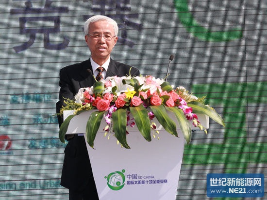 “2013中国国际太阳能十项全能竞赛”开幕式于8月2日在大同市举行。上图为国家能源局副局长张玉清。(图片来源：新浪财经 梁斌 摄)