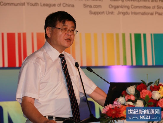 “2013中国国际太阳能高峰论坛”于8月2日在大同市举行。上图为北京大学国际关系学院院长、北京大学世界新能源战略研究中心主任、博士生导师王缉思。(图片来源：新浪财经 梁斌 摄)