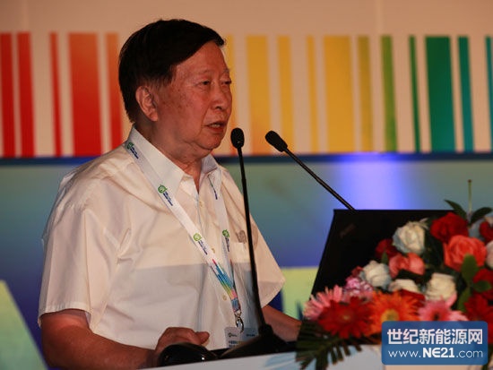 “2013中国国际太阳能高峰论坛”于8月2日在大同市举行。上图为中国能源学会副会长、中国可再生能源行业协会会长、国家发改委能源所原所长、北京大学世界新能源战略研究中心研究员周凤起。(图片来源：新浪财经 梁斌 摄)