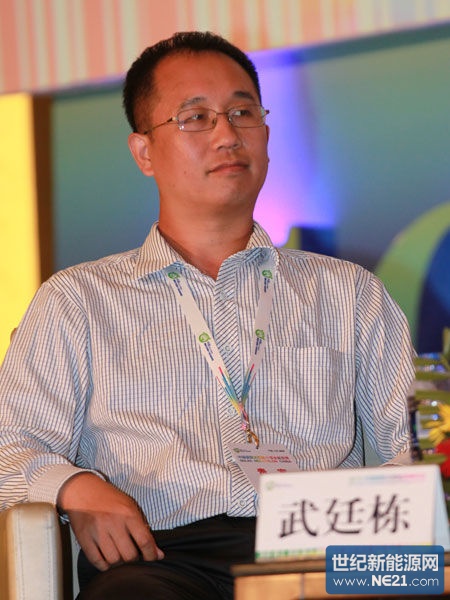 “2013中国国际太阳能高峰论坛”于8月2日在大同市举行。上图为晶澳太阳能副总经理武廷栋。(图片来源：新浪财经 梁斌 摄)