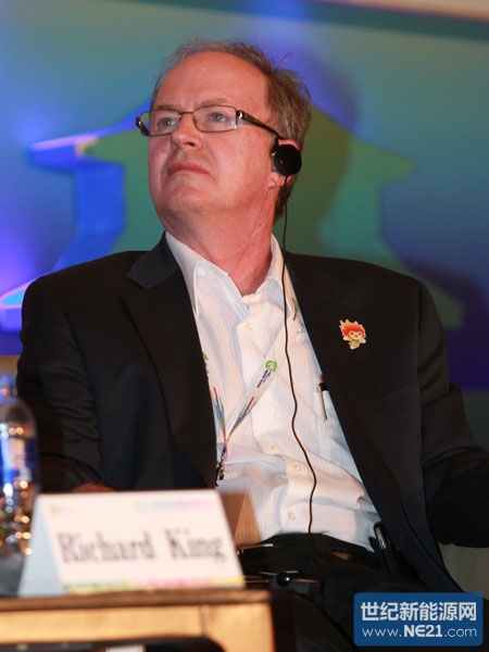 “2013中国国际太阳能高峰论坛”于8月2日在大同市举行。上图为美国能源部国际太阳能十项全能竞赛总监Richard King。(图片来源：新浪财经 梁斌 摄)
