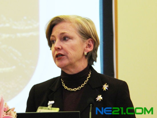 由国务院发展研究中心主办的“中国发展高层论坛2011”于2011年3月19日-21日在北京钓鱼台举行。上图为杜邦公司董事长、首席执行官柯爱伦。(图片来源：新浪财经 刘泓君 摄)