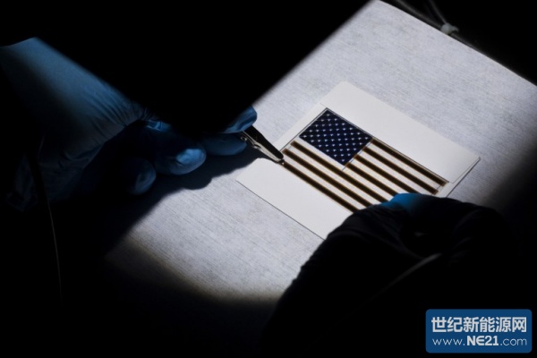 科学家已研制出“彩色玻璃”式样的太阳能电池