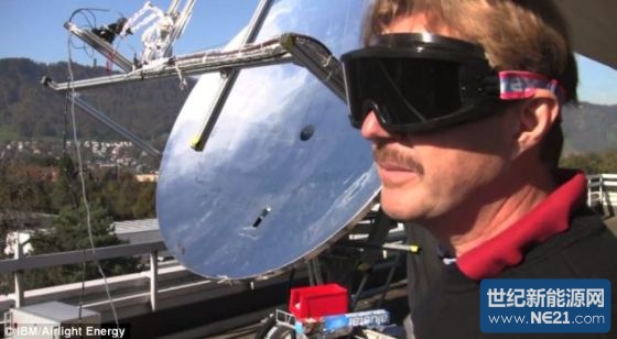 IBM研究院的布鲁诺-米切尔与新型太阳能集中器的一个反射镜原型