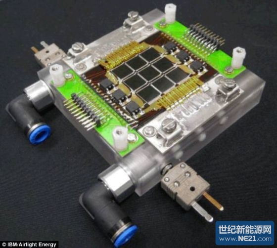 新型太阳能集中器采用的芯片，呈角度的镜片和冷却管清晰可见