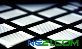 Kammförmig ineinandergreifende me<em></em>tallko<em></em>ntakte auf der<br />so<em></em>nnenabgewandten Seite der Rückseitensolarzellen mit<br />Siliziumheterokontakten. Zu sehen sind mehrere Testzellen<br />auf einem Siliziumwafer.<br />Foto: HZB