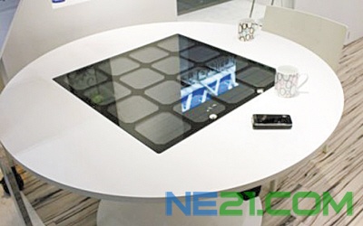 近日,在东京电子产品博览会上,松下公司展示了这款由太阳能供电的无线充电设备。该充电设备固定在桌子上,使用者只需将手机、MP3等各种电子产品放在桌子上,就可以进行无线充电。