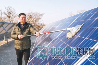 段国法在清理屋顶的太阳能发电板