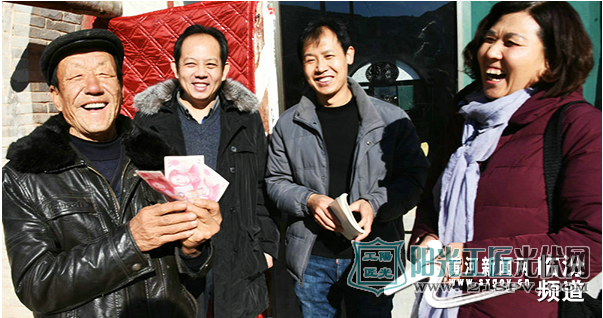 龙泉镇刘家庄村向特困群众发放光伏发电分红款,群众喜笑颜开