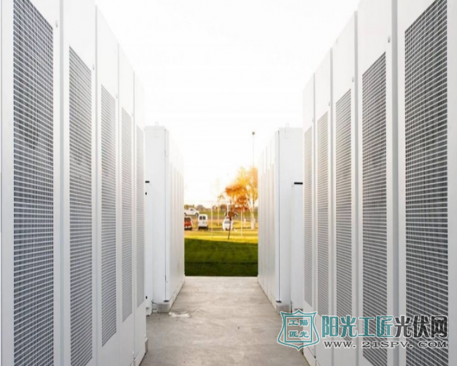 特斯拉为世界首个太阳能和风能存储项目提供动力