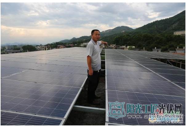 建在安源区安源镇张家湾村委会楼上的光伏发电板
