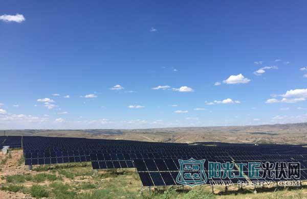 该基地内运行中的“熊猫”N型高效太阳能电池