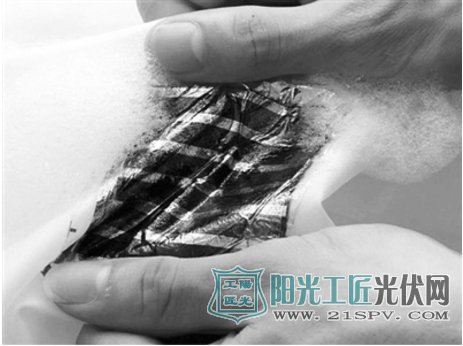 伸缩性超薄型太阳能电池 贴身清洗也不怕