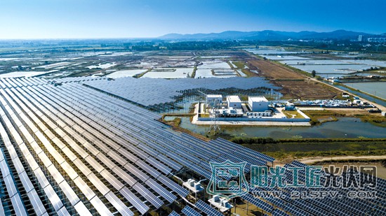 9月14日航拍的中电淮南市潘集区施家湖光伏发电项目。记者 李博 摄